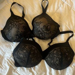 Bundle of Two Black Lace Tee Shirt Bras from Maidenform in 40C